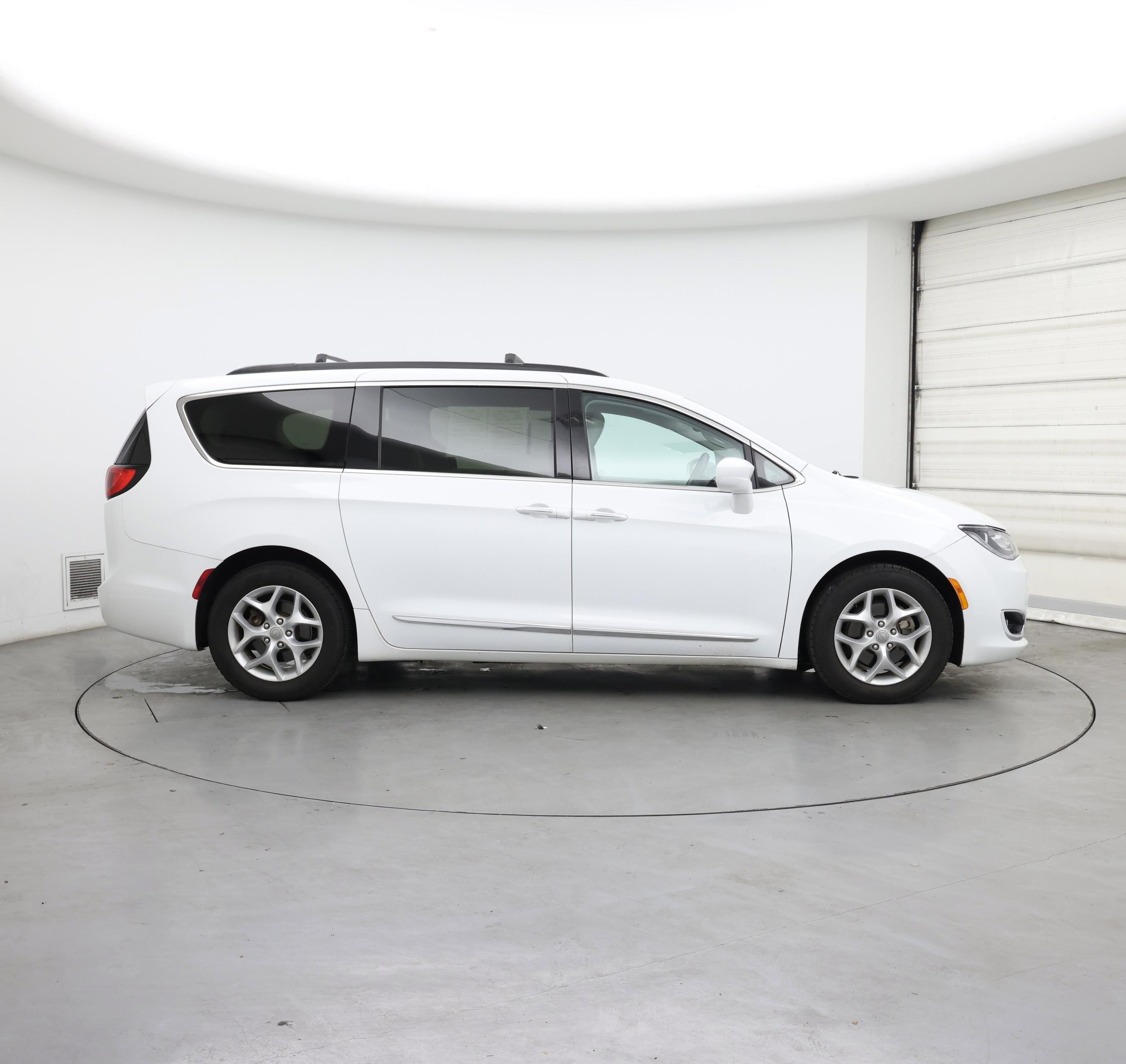 Thumbnail: 2017 Chrysler Pacifica - 7