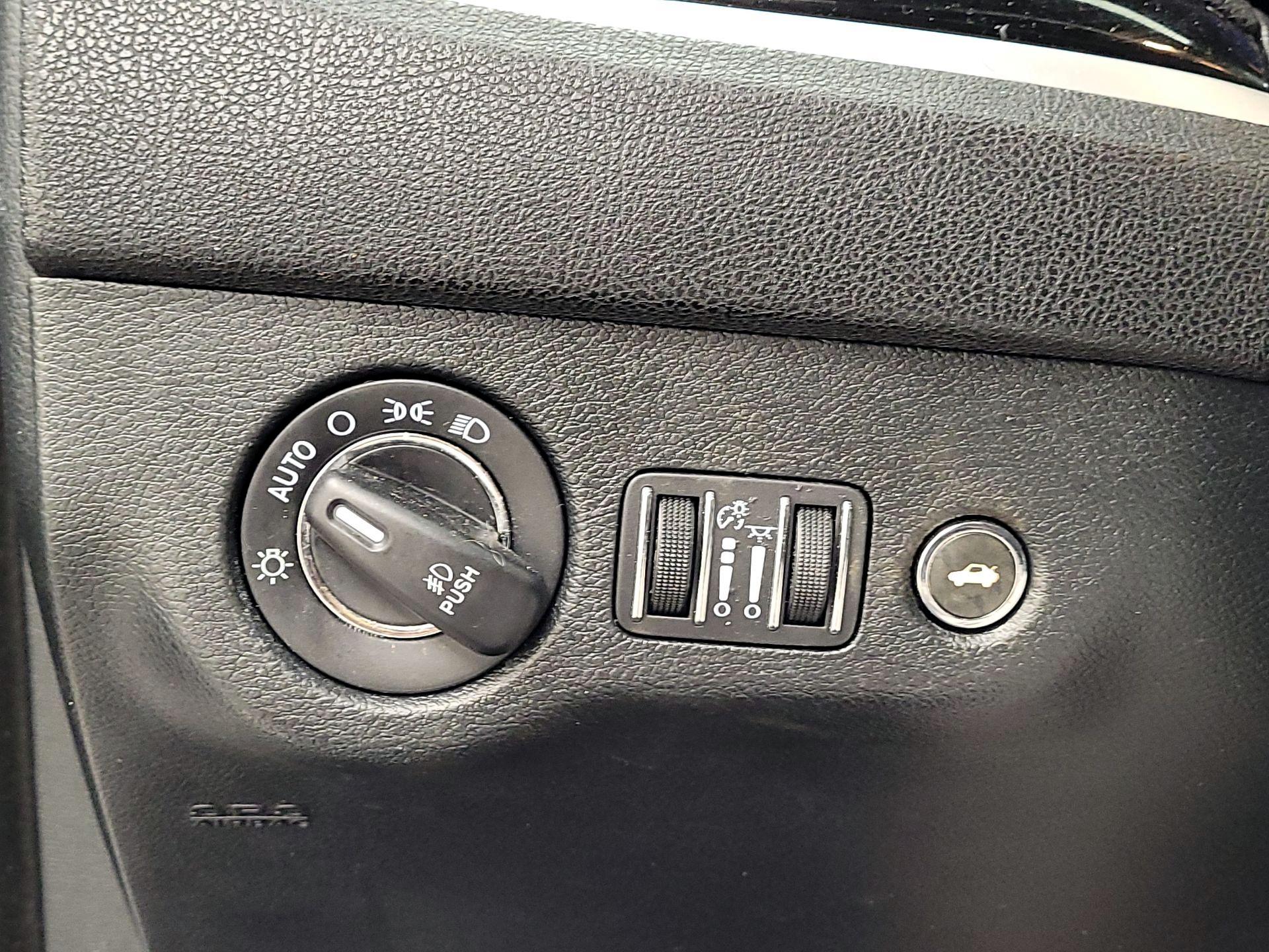 Thumbnail: 2018 Chrysler 300 - 13