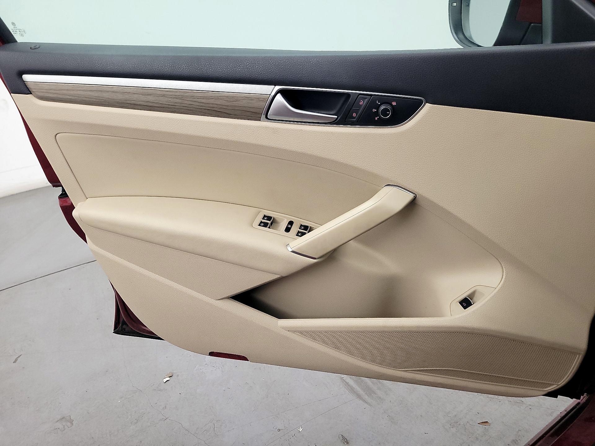 Thumbnail: 2016 Volkswagen Passat - 12