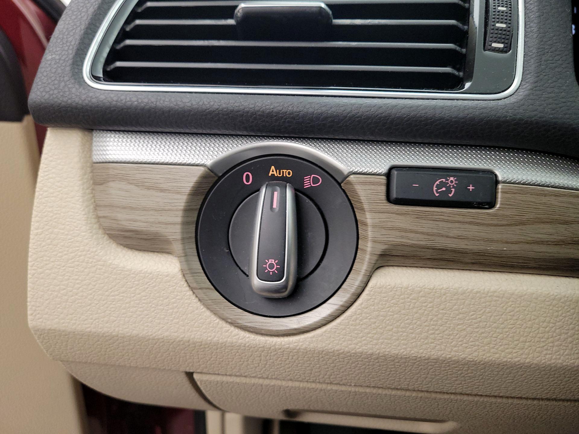 Thumbnail: 2016 Volkswagen Passat - 13