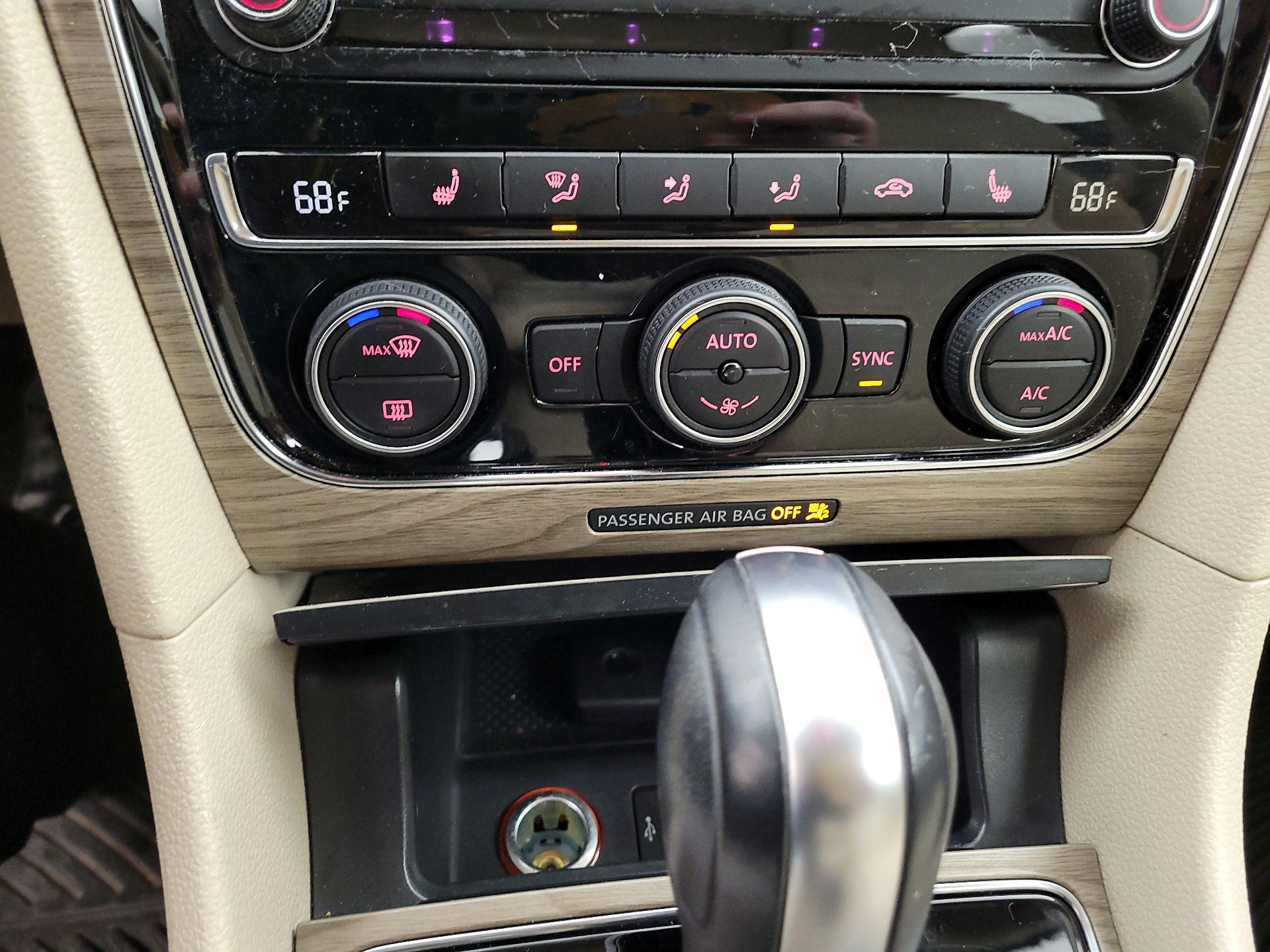 Thumbnail: 2016 Volkswagen Passat - 16