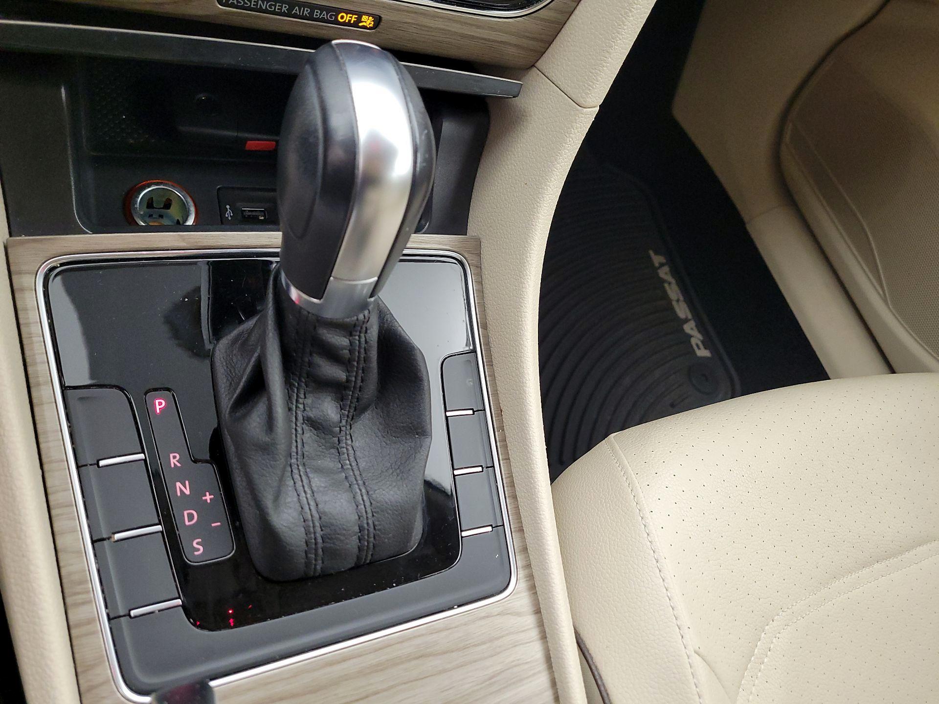 Thumbnail: 2016 Volkswagen Passat - 17