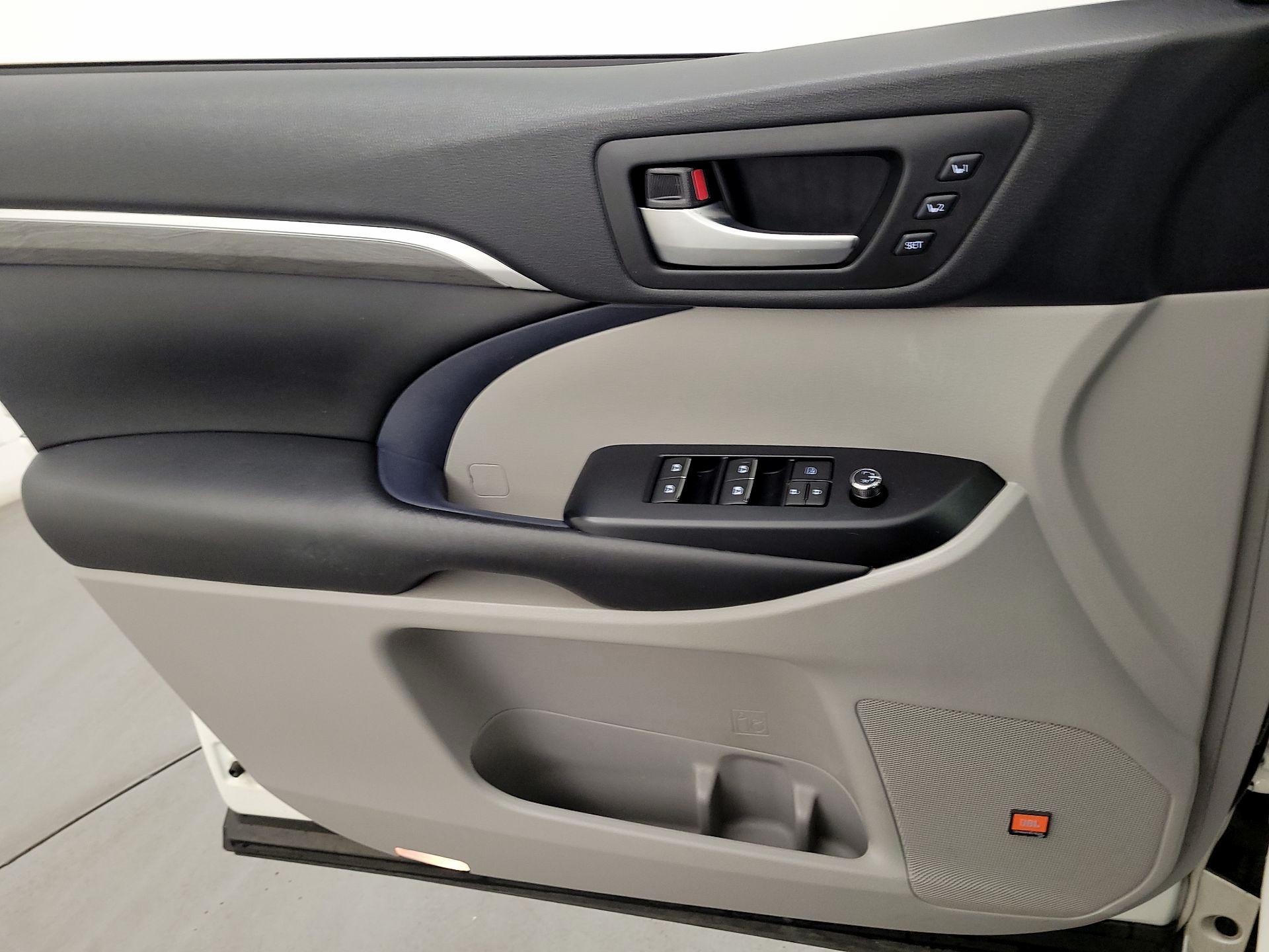 Thumbnail: 2019 Toyota Highlander - 12