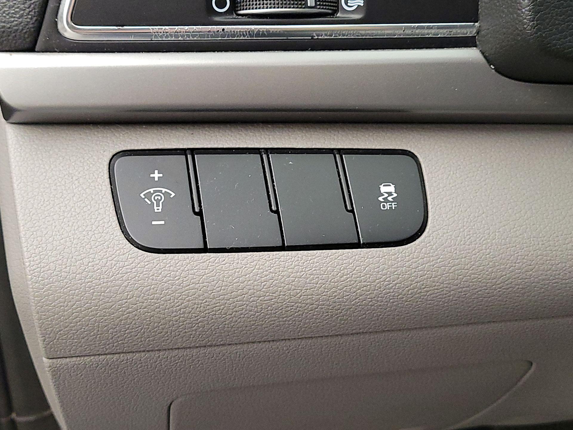 Thumbnail: 2017 Hyundai Elantra - 13