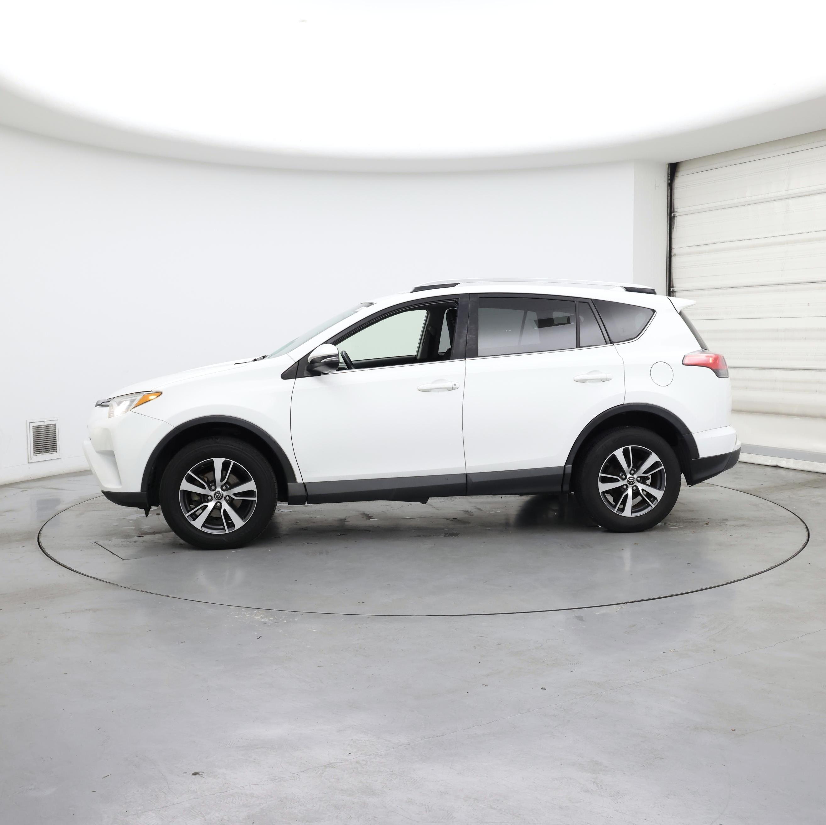 Thumbnail: 2016 Toyota RAV4 - 3