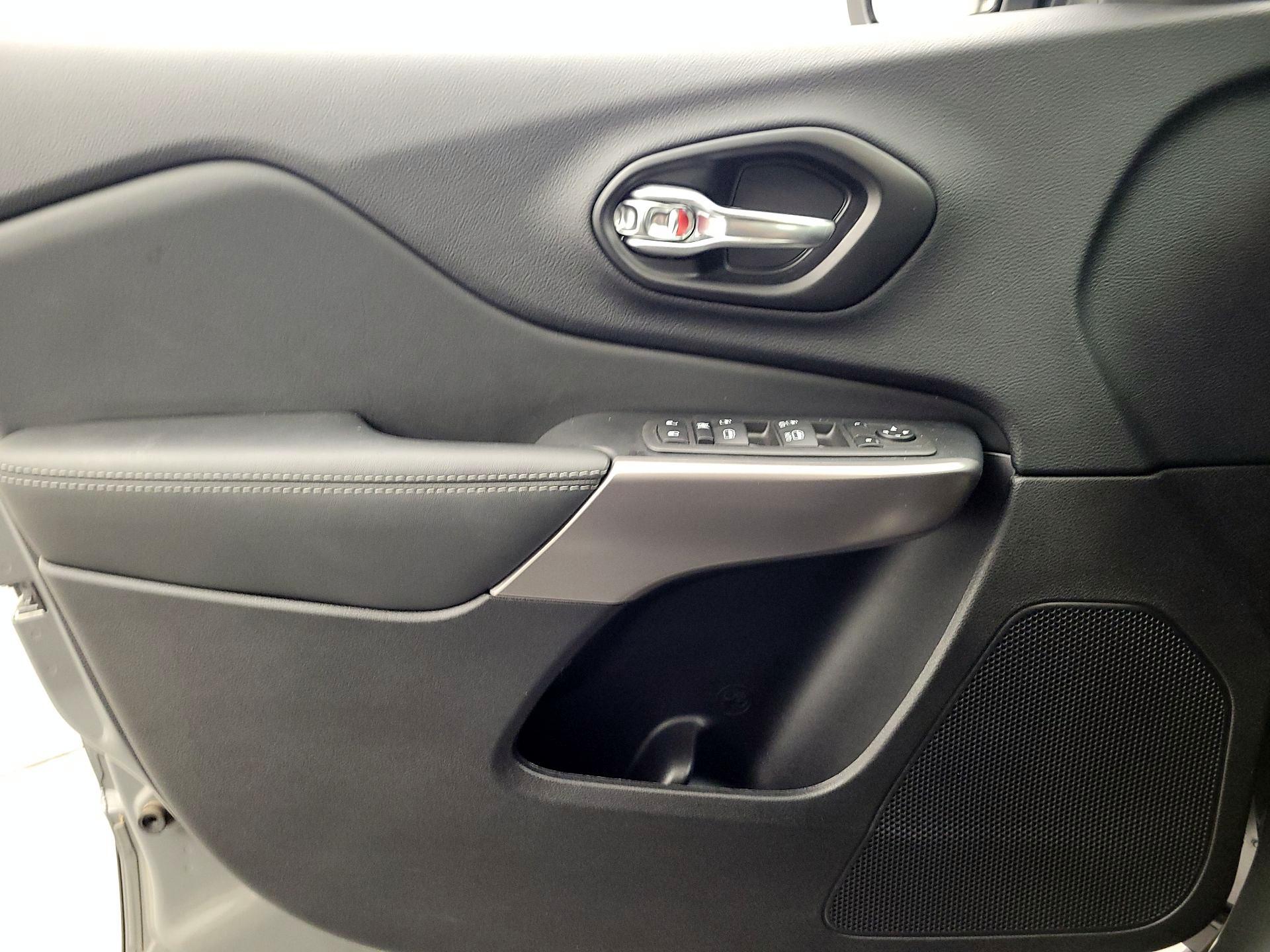 Thumbnail: 2022 Jeep Cherokee - 12