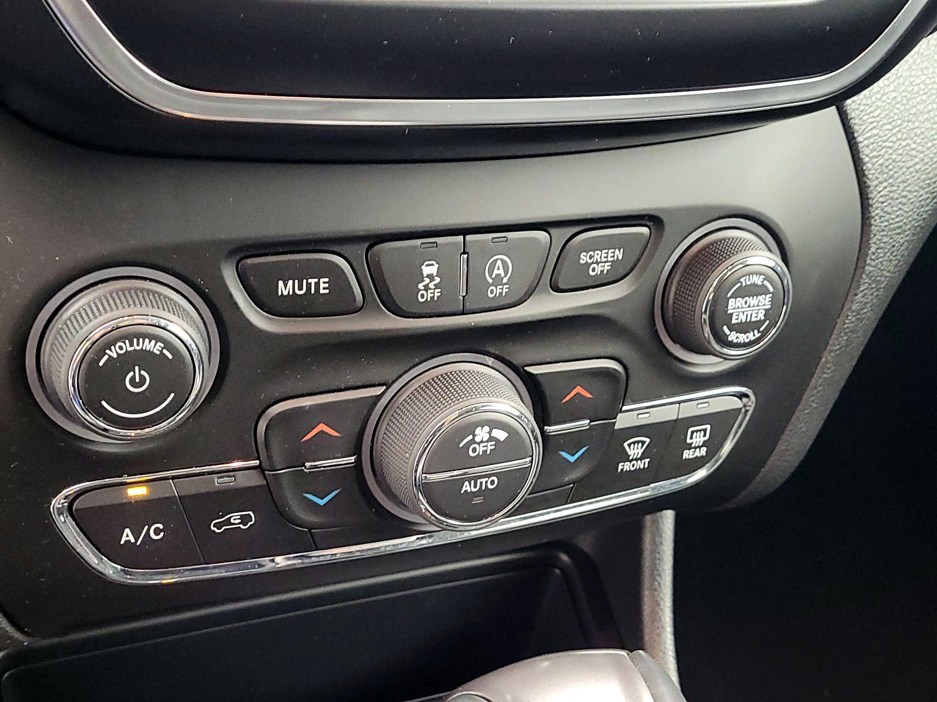 Thumbnail: 2022 Jeep Cherokee - 16