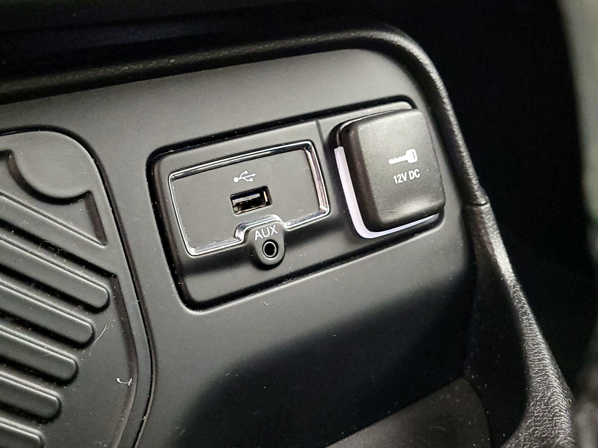 Thumbnail: 2015 Jeep Renegade - 18