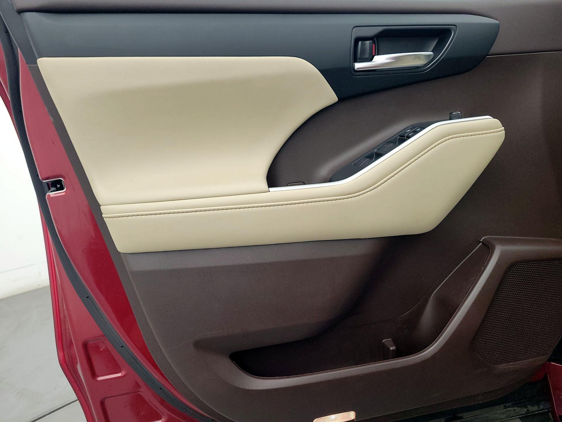 Thumbnail: 2022 Toyota Highlander - 12