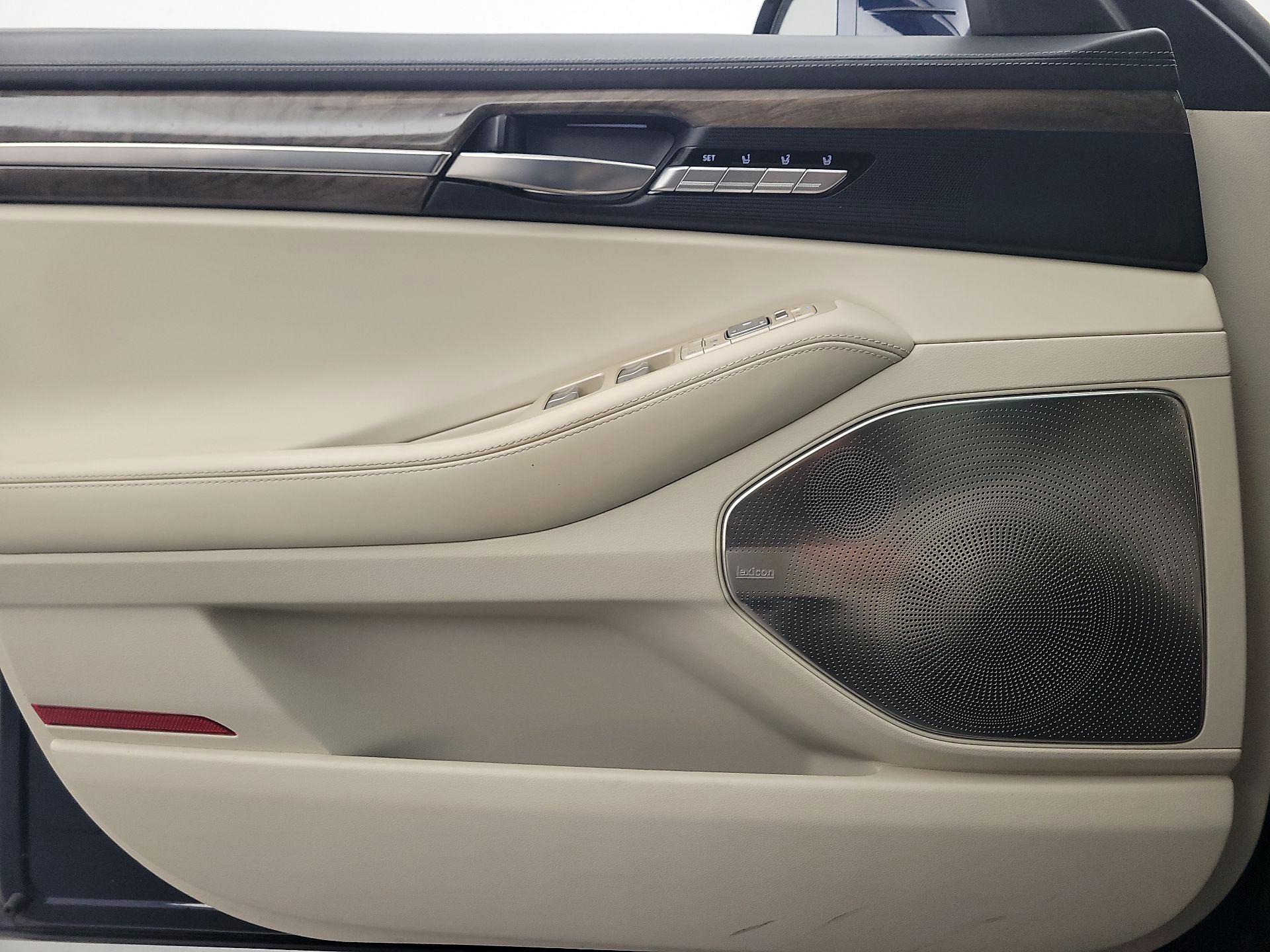 Thumbnail: 2019 Genesis G90 - 12