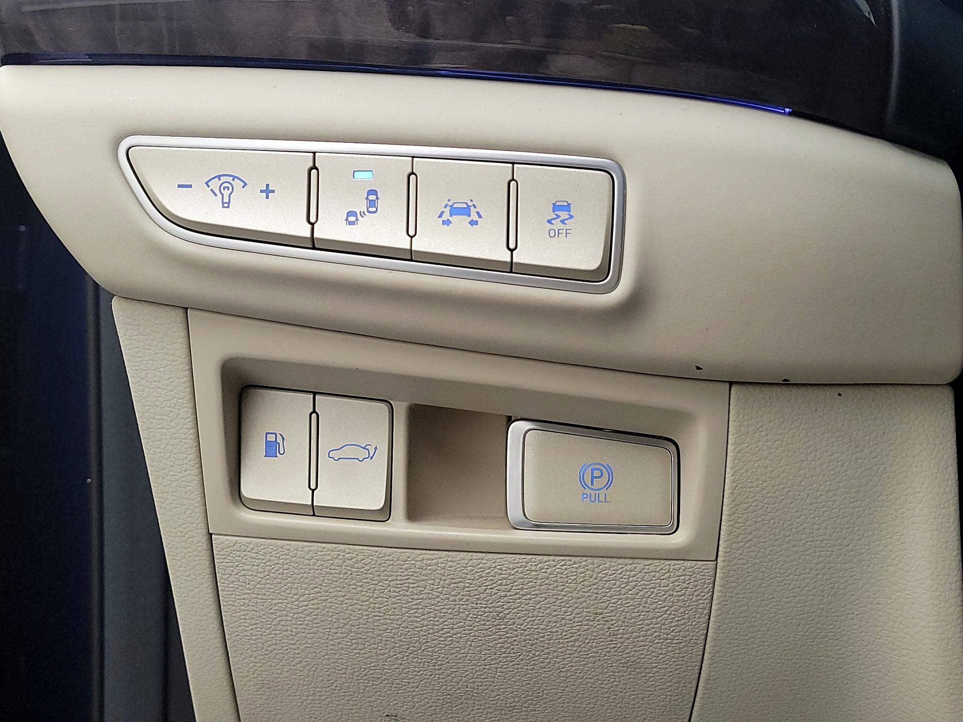 Thumbnail: 2019 Genesis G90 - 13