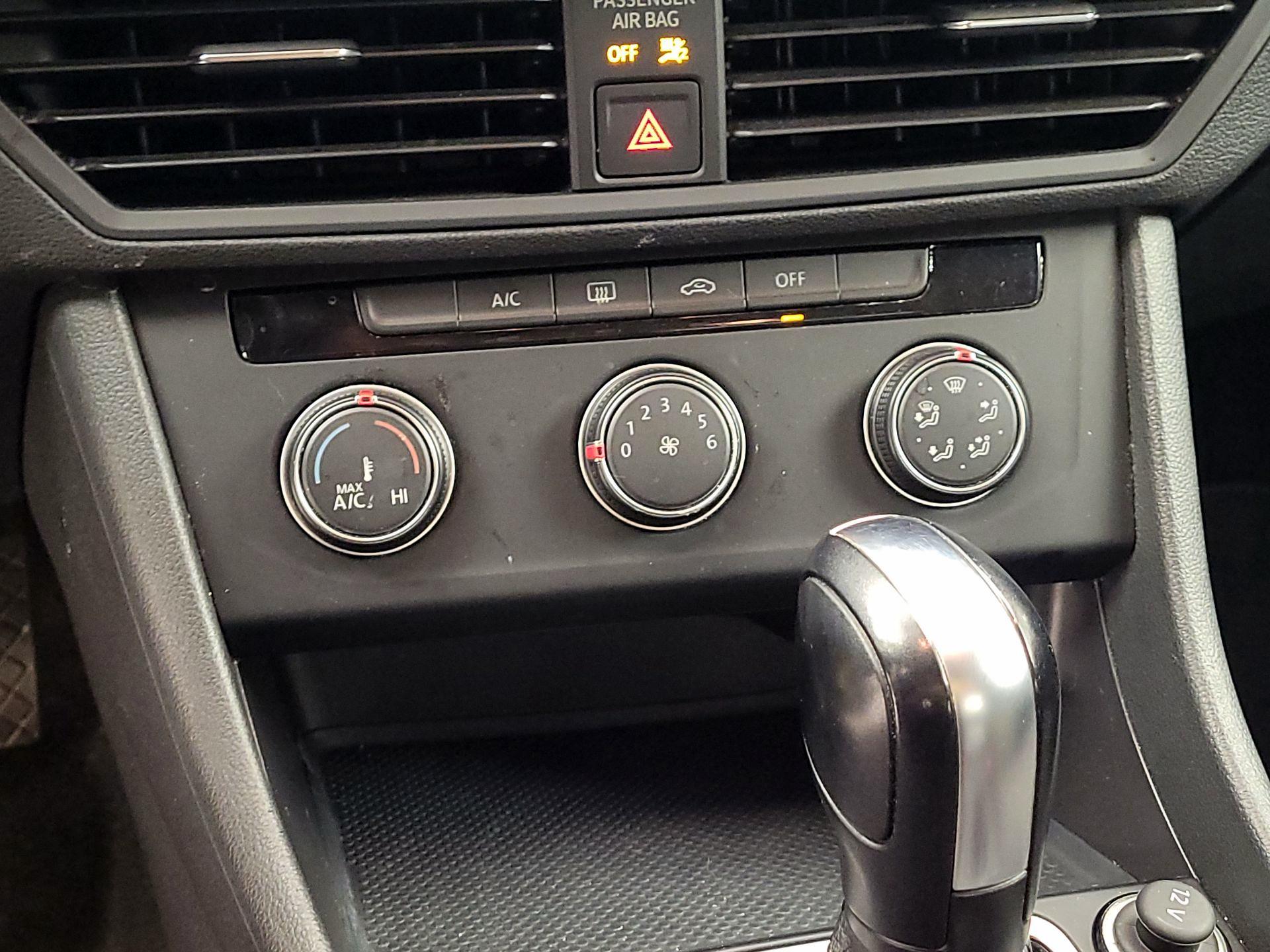 Thumbnail: 2019 Volkswagen Jetta - 16