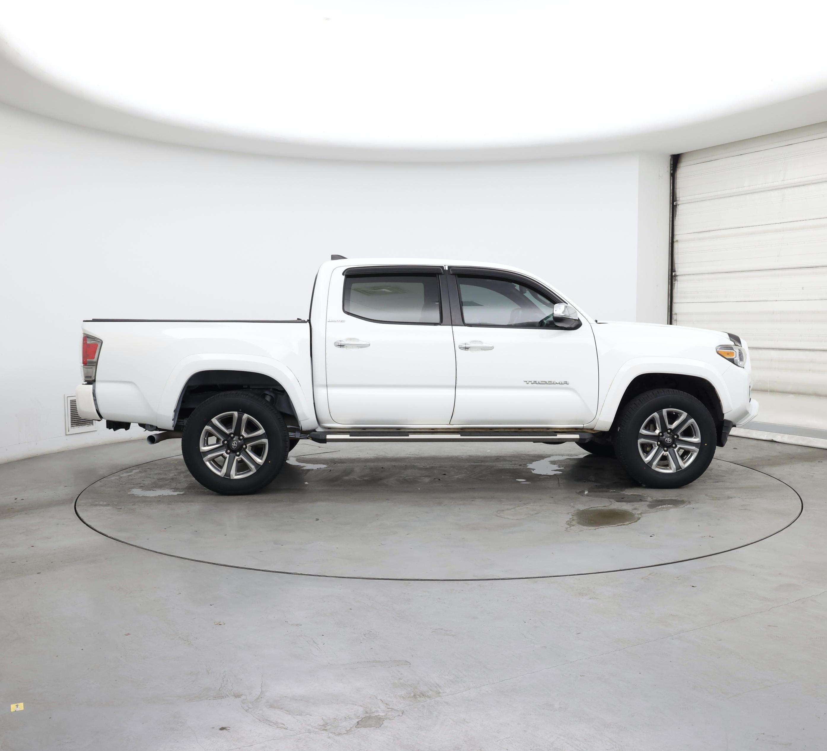 Thumbnail: 2017 Toyota Tacoma - 7