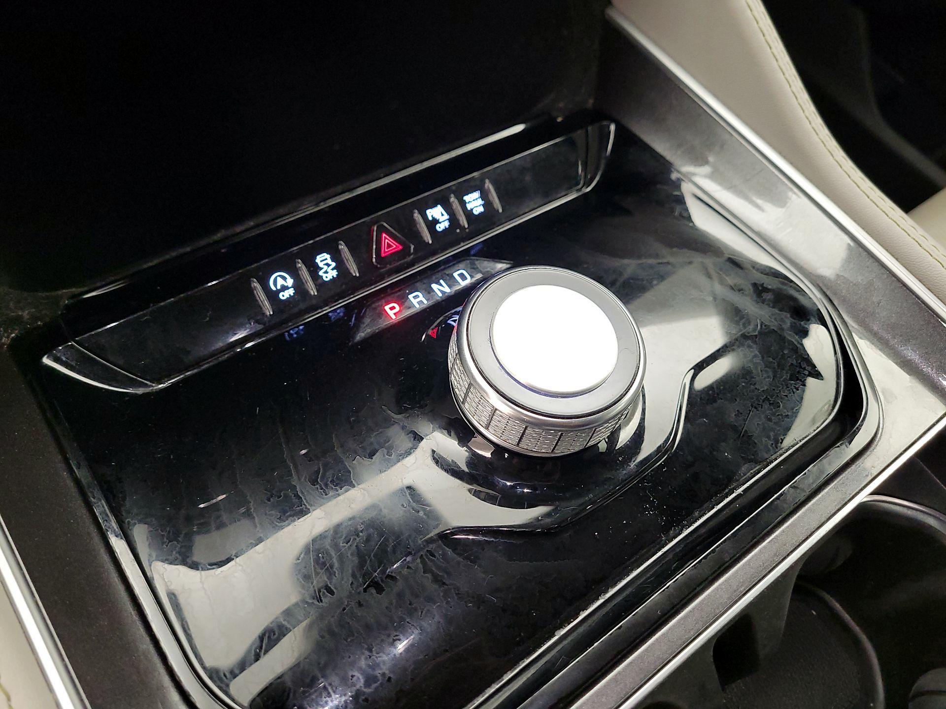 Thumbnail: 2023 Jeep Wagoneer - 17