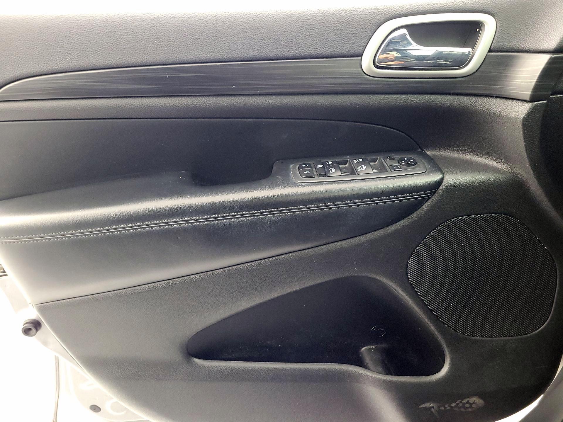 Thumbnail: 2019 Jeep Grand Cherokee - 12