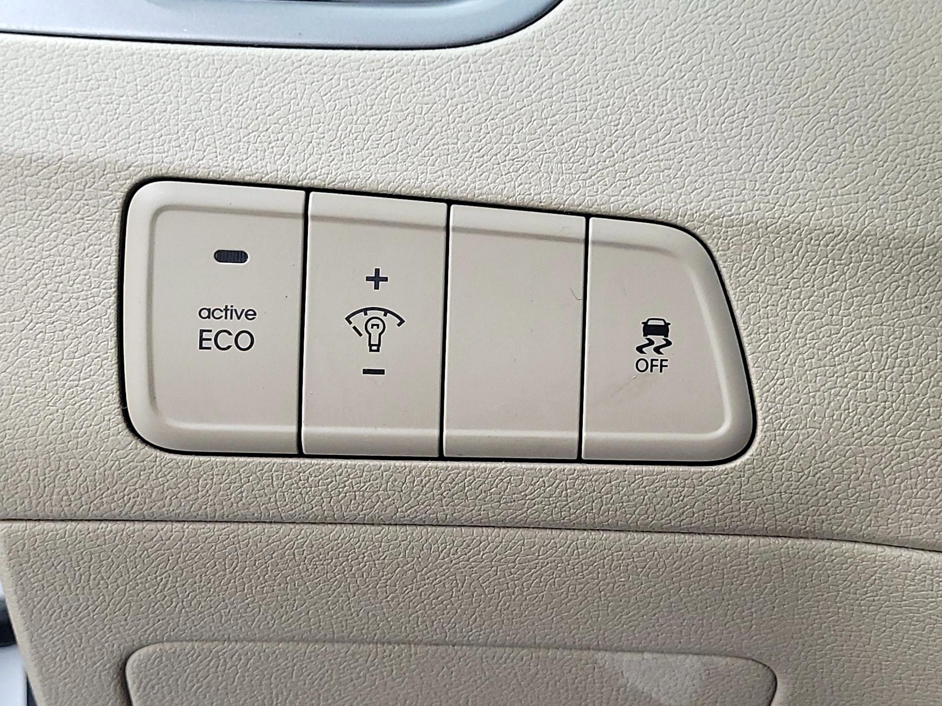 Thumbnail: 2015 Hyundai Elantra - 13