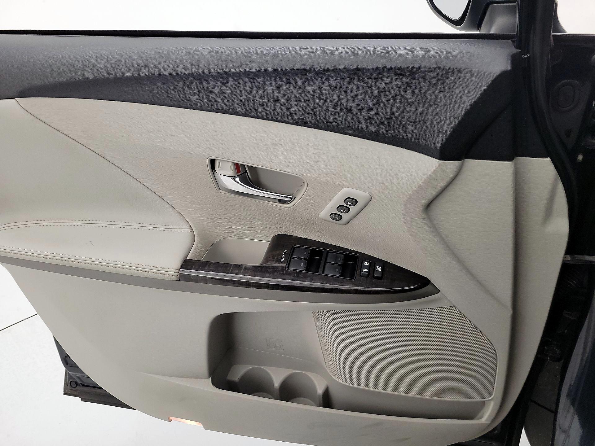 Thumbnail: 2014 Toyota Venza - 12