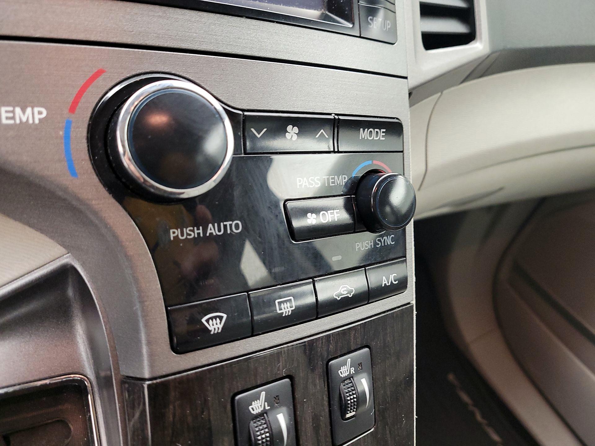 Thumbnail: 2014 Toyota Venza - 14