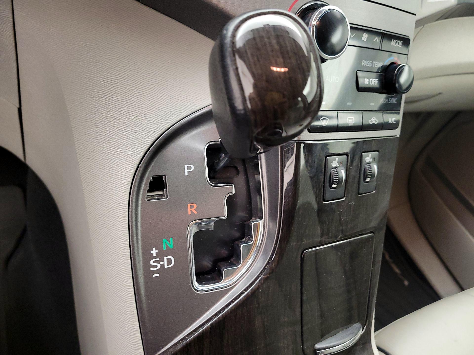 Thumbnail: 2014 Toyota Venza - 15