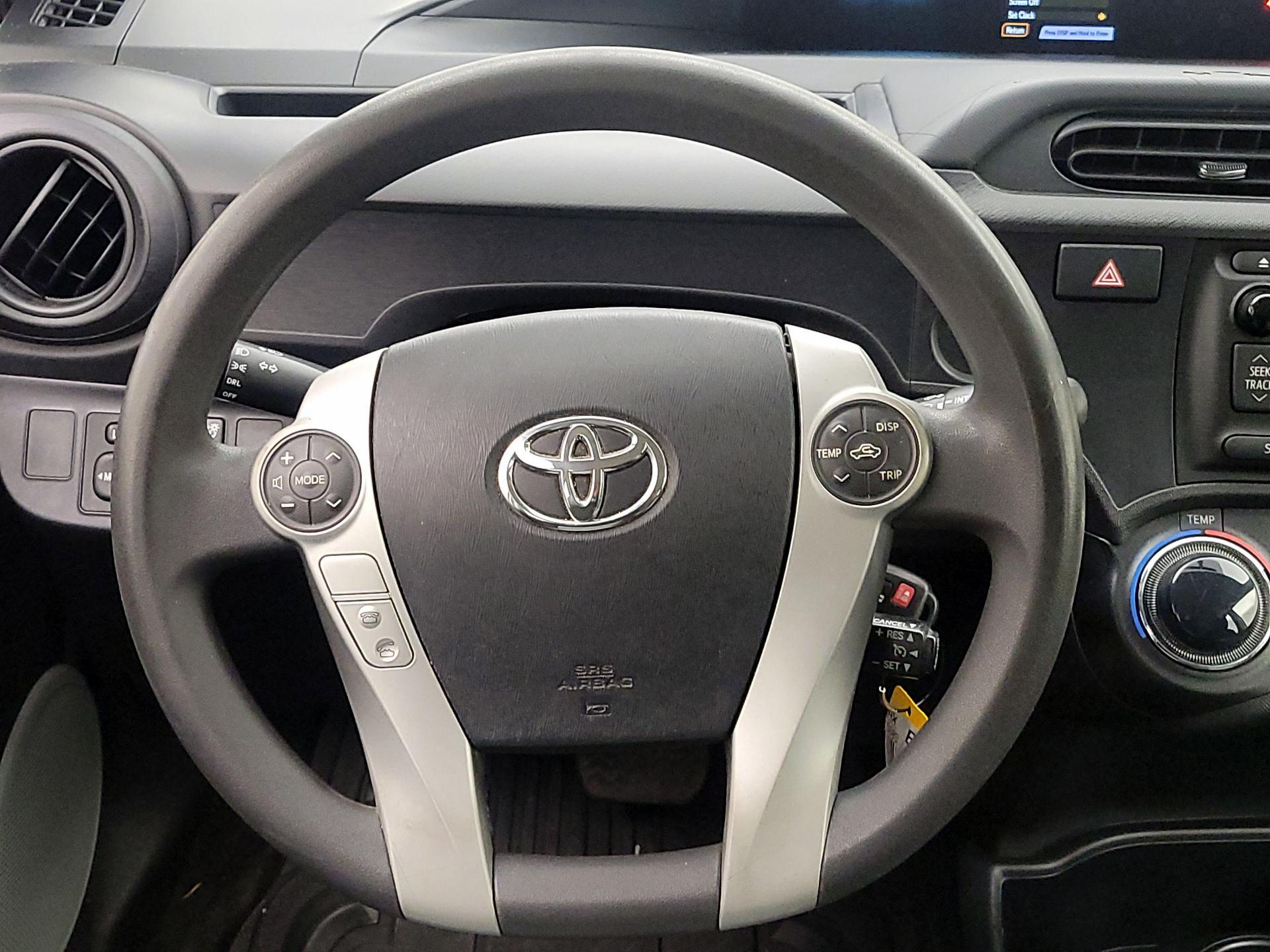 Thumbnail: 2014 Toyota Prius c - 10
