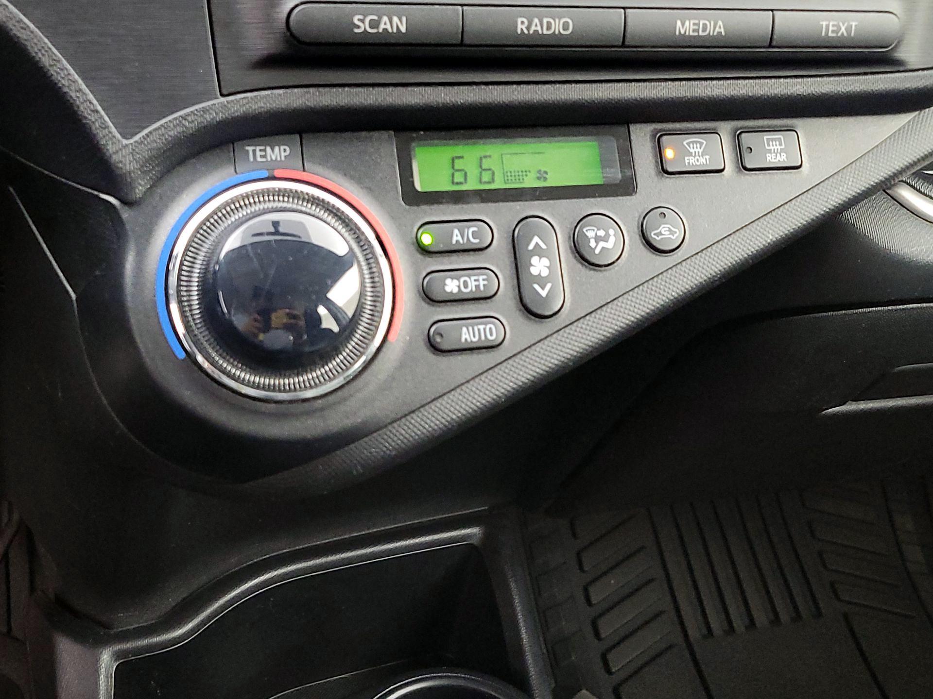 Thumbnail: 2014 Toyota Prius c - 15