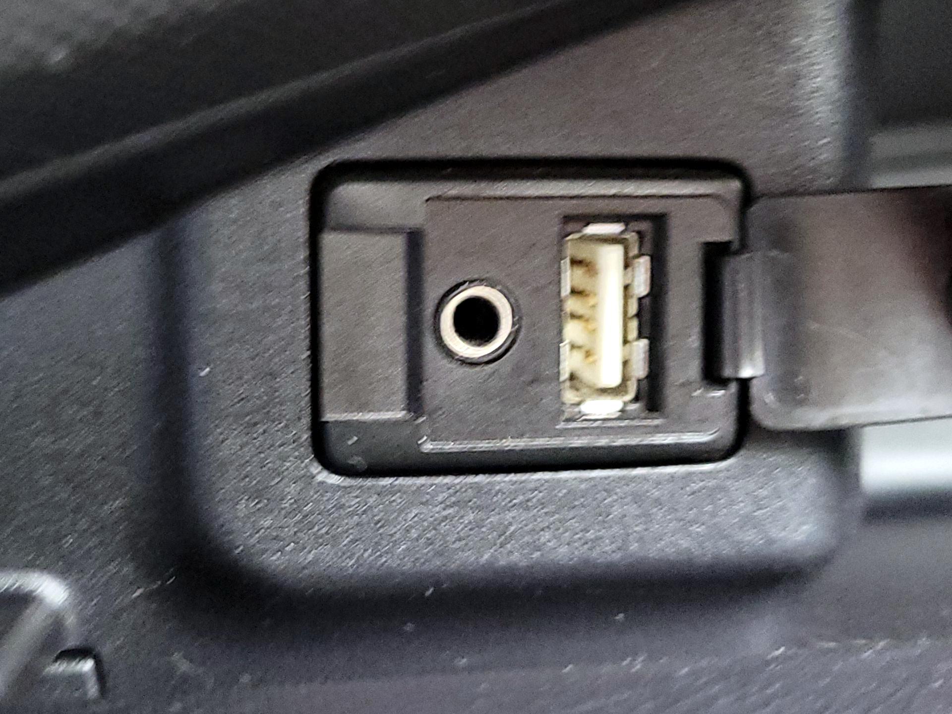 Thumbnail: 2014 Toyota Prius c - 17