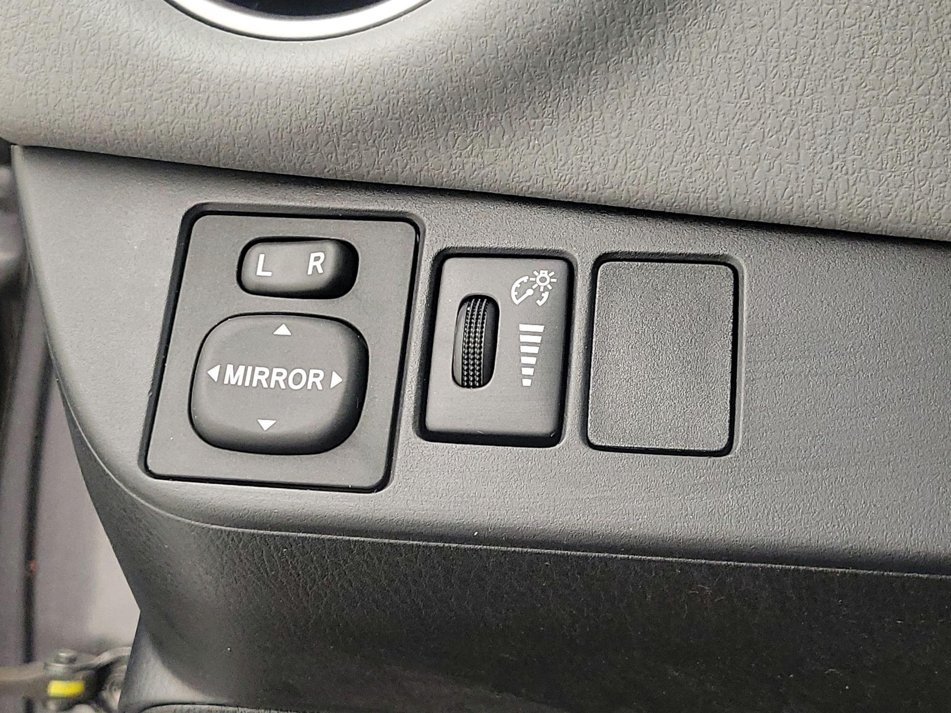 Thumbnail: 2016 Toyota Yaris - 13