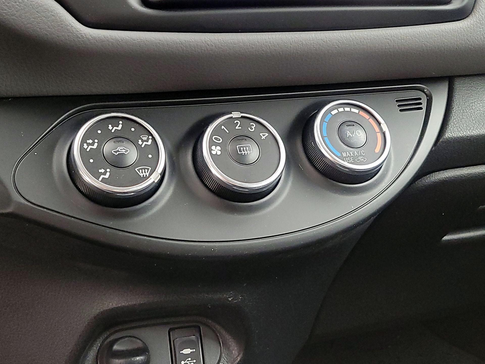 Thumbnail: 2016 Toyota Yaris - 15