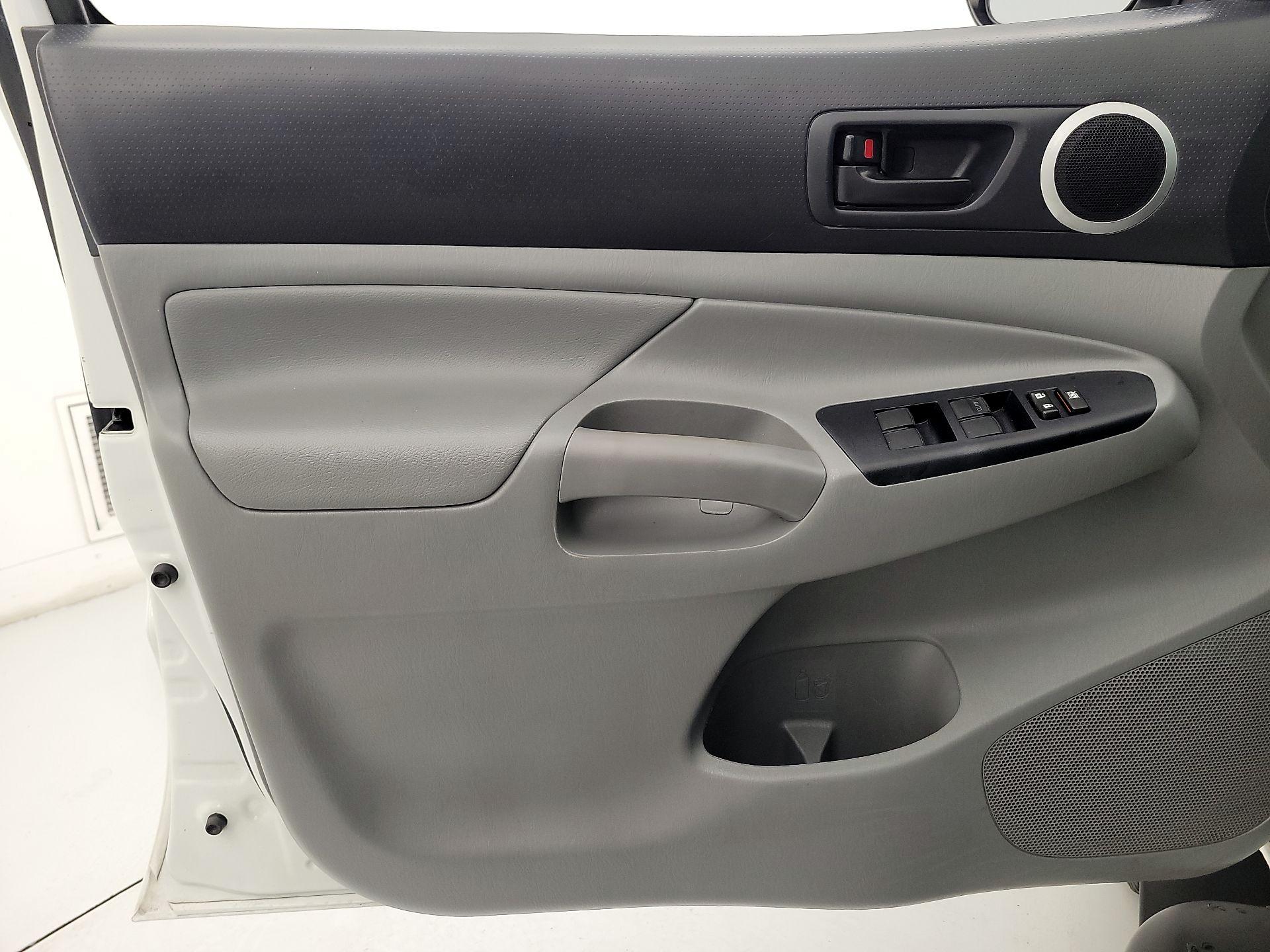 Thumbnail: 2015 Toyota Tacoma - 12