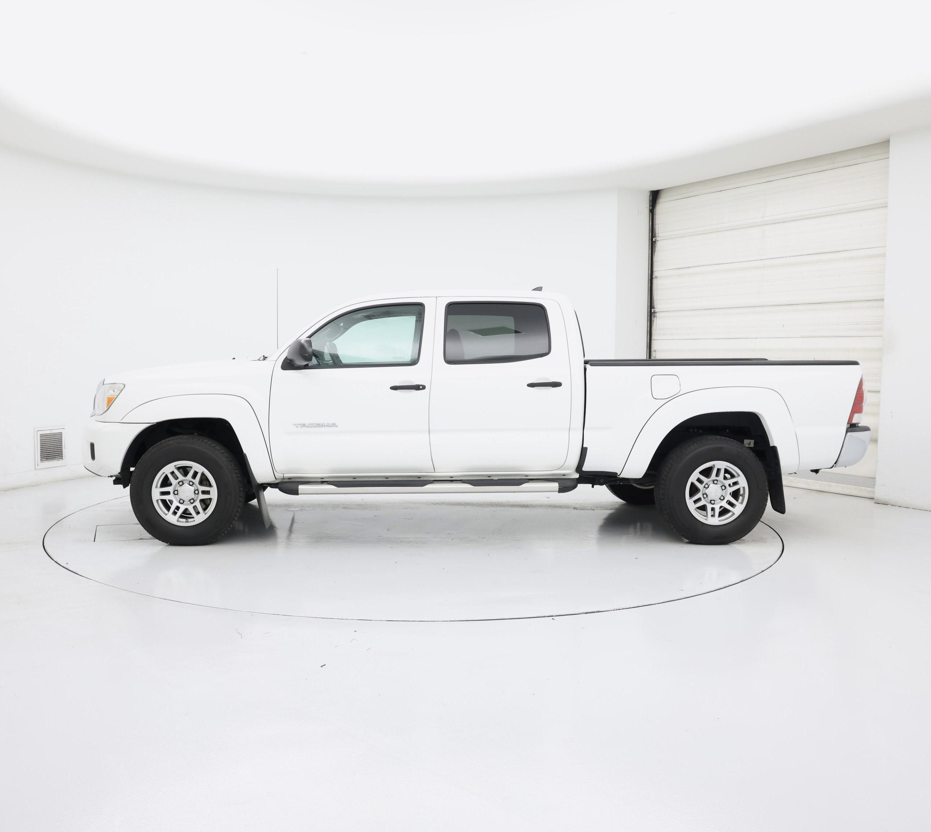 Thumbnail: 2015 Toyota Tacoma - 3