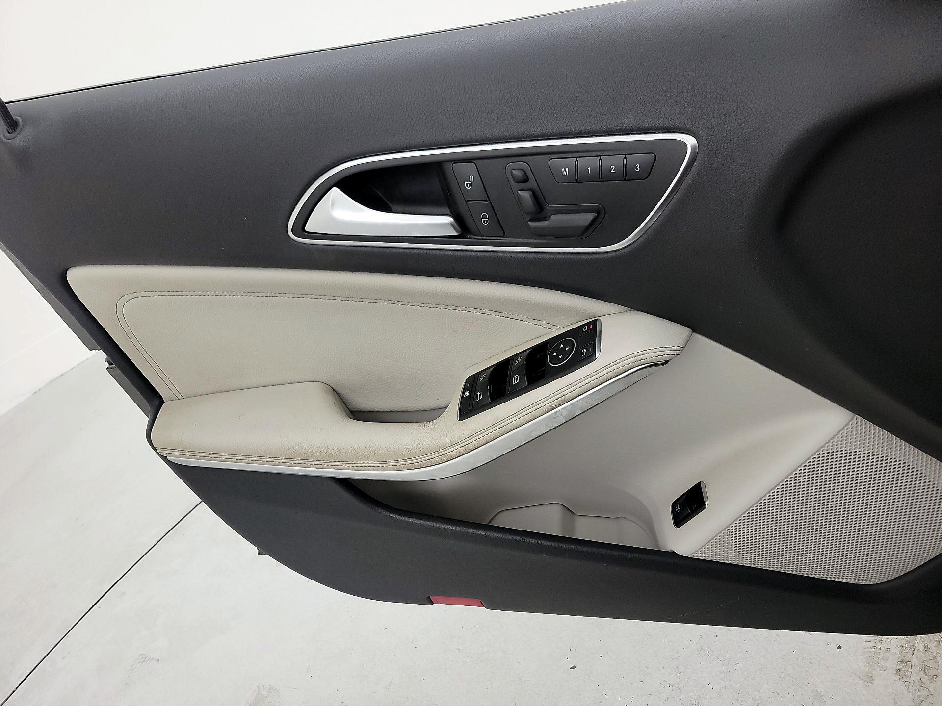 Thumbnail: 2017 Mercedes-Benz GLA - 12