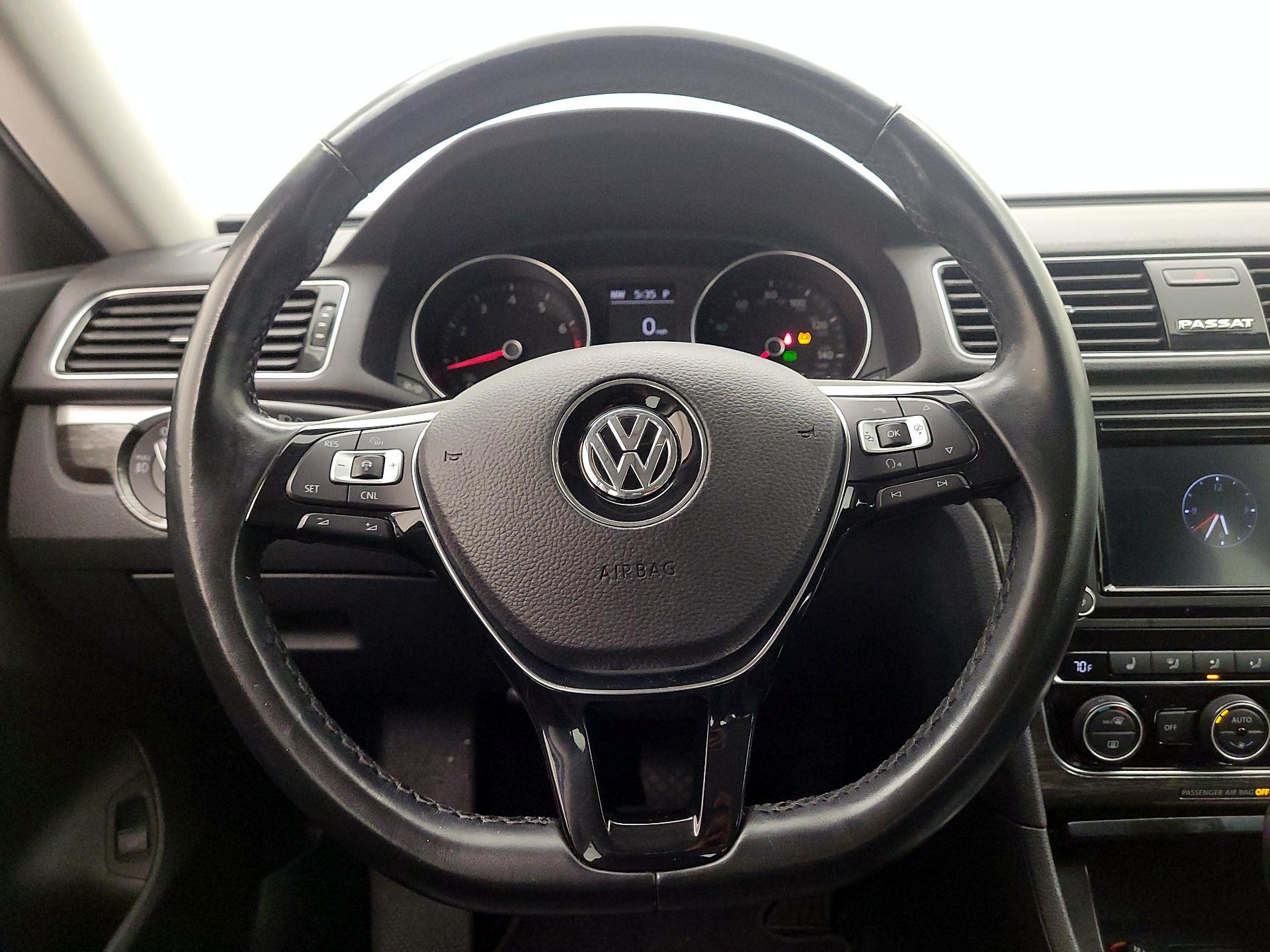 Thumbnail: 2018 Volkswagen Passat - 10