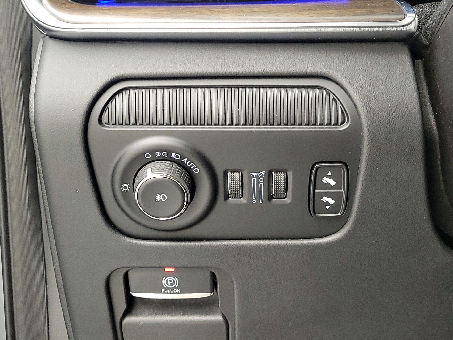 Thumbnail: 2022 Jeep Grand Wagoneer - 13