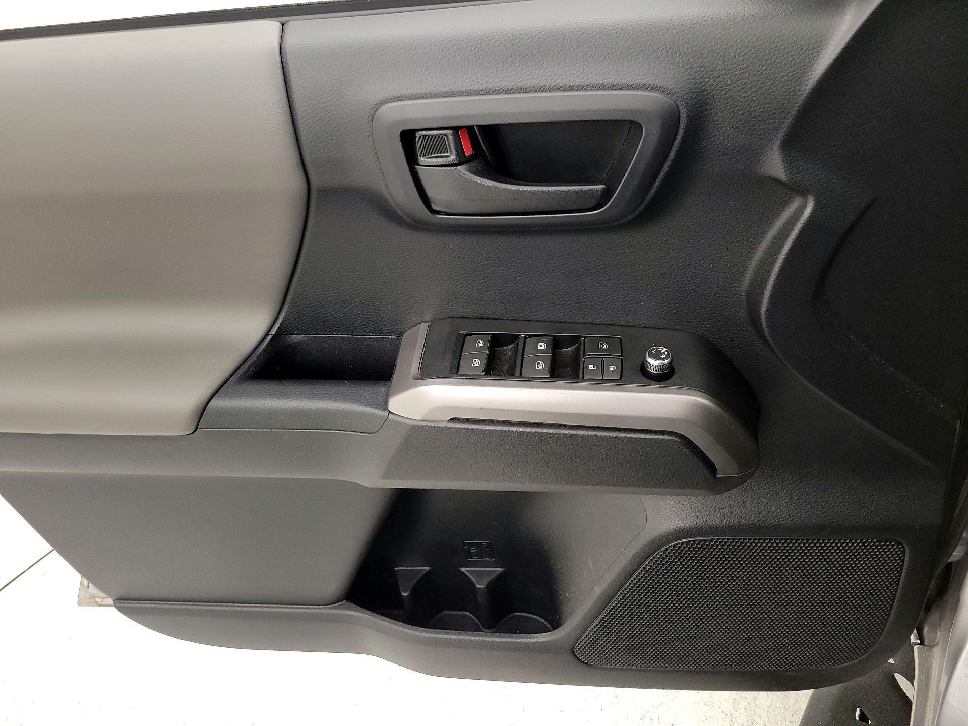 Thumbnail: 2018 Toyota Tacoma - 12