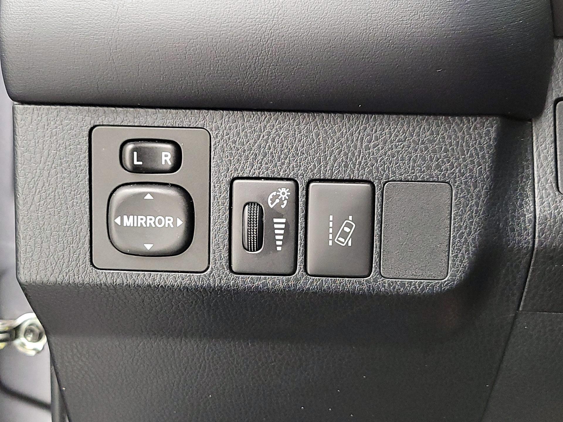 Thumbnail: 2018 Toyota RAV4 - 13