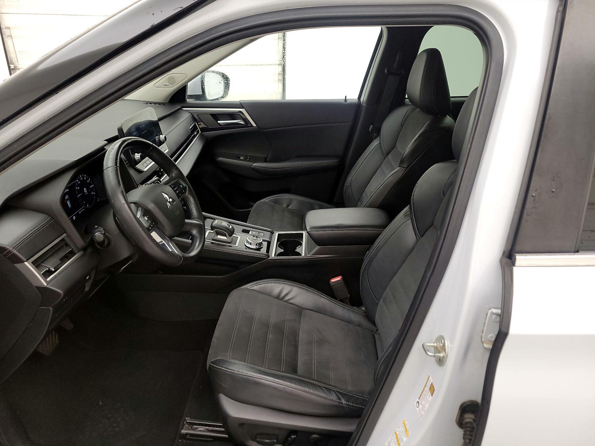 Thumbnail: 2022 Mitsubishi Outlander - 11