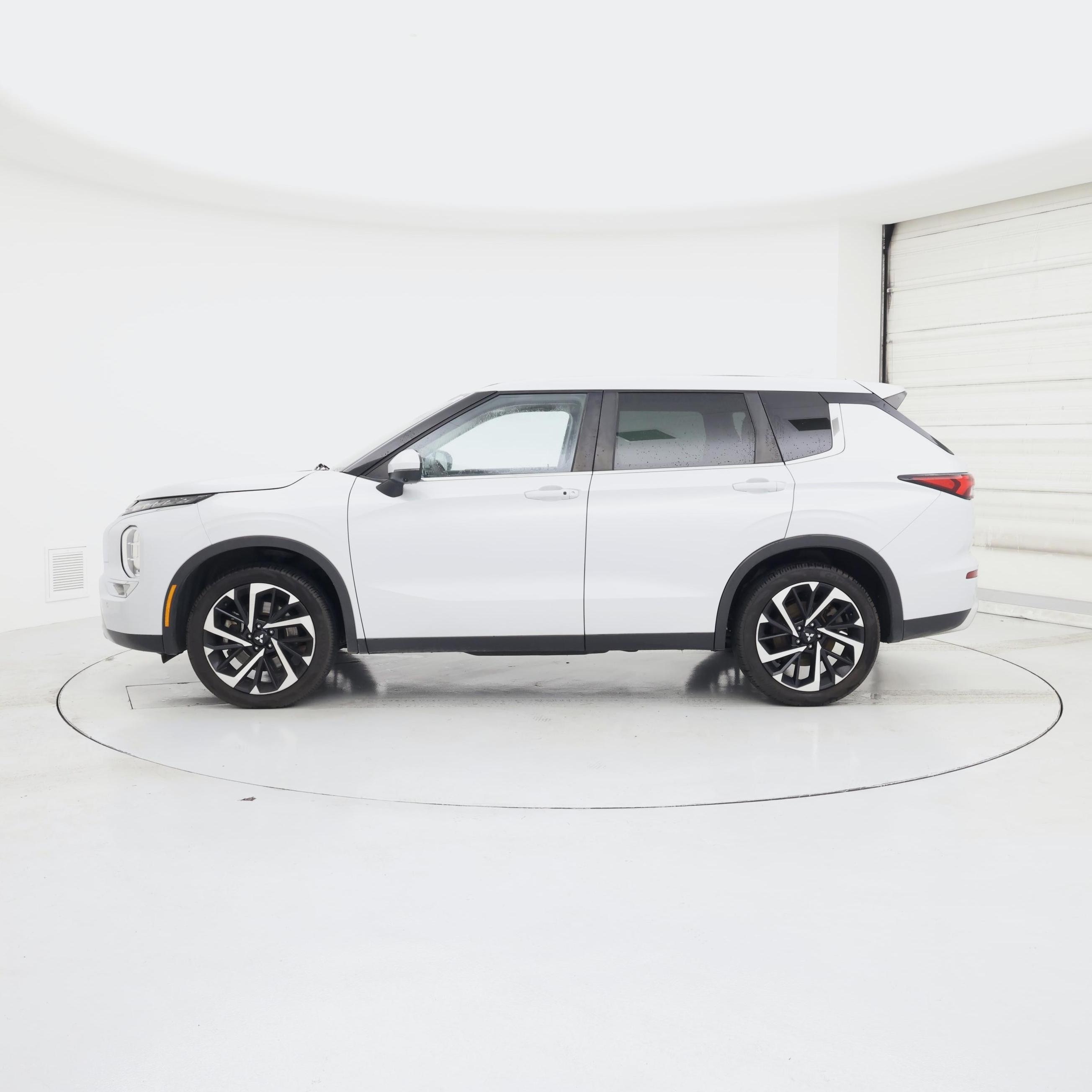 Thumbnail: 2022 Mitsubishi Outlander - 3
