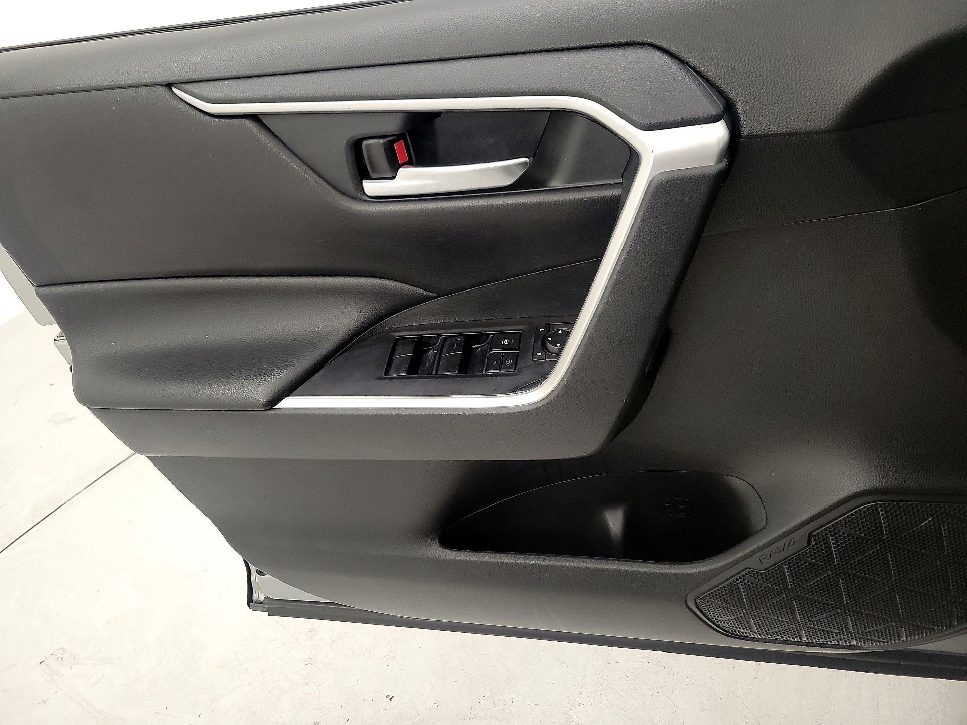 Thumbnail: 2019 Toyota RAV4 - 12