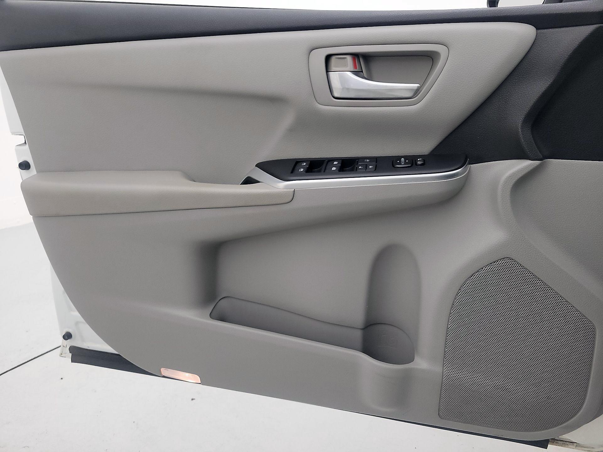 Thumbnail: 2015 Toyota Camry - 12