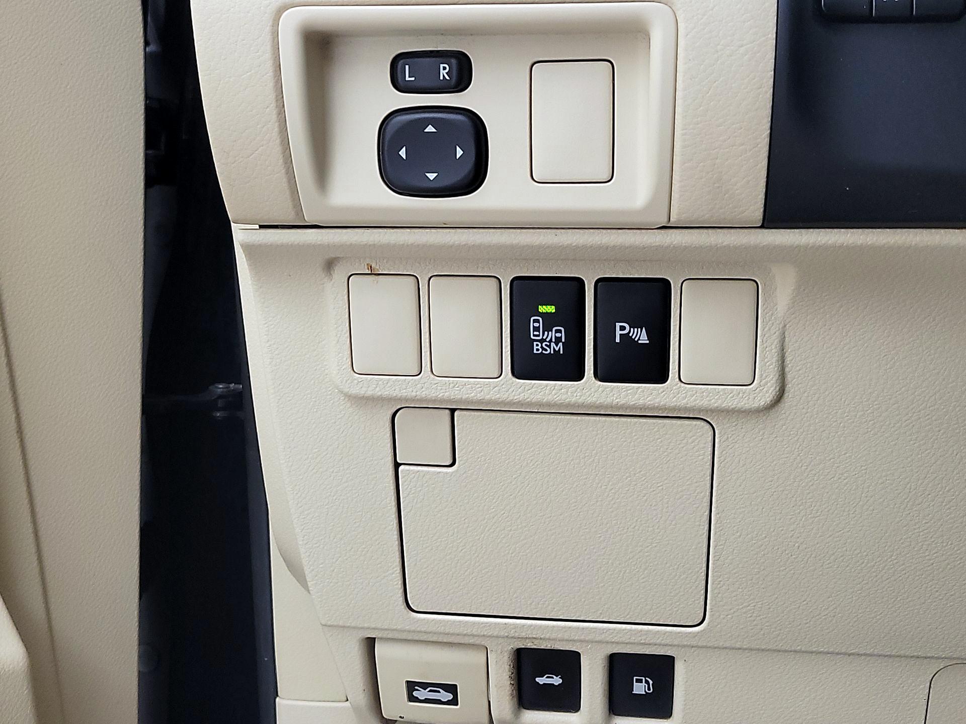 Thumbnail: 2014 Lexus ES - 13