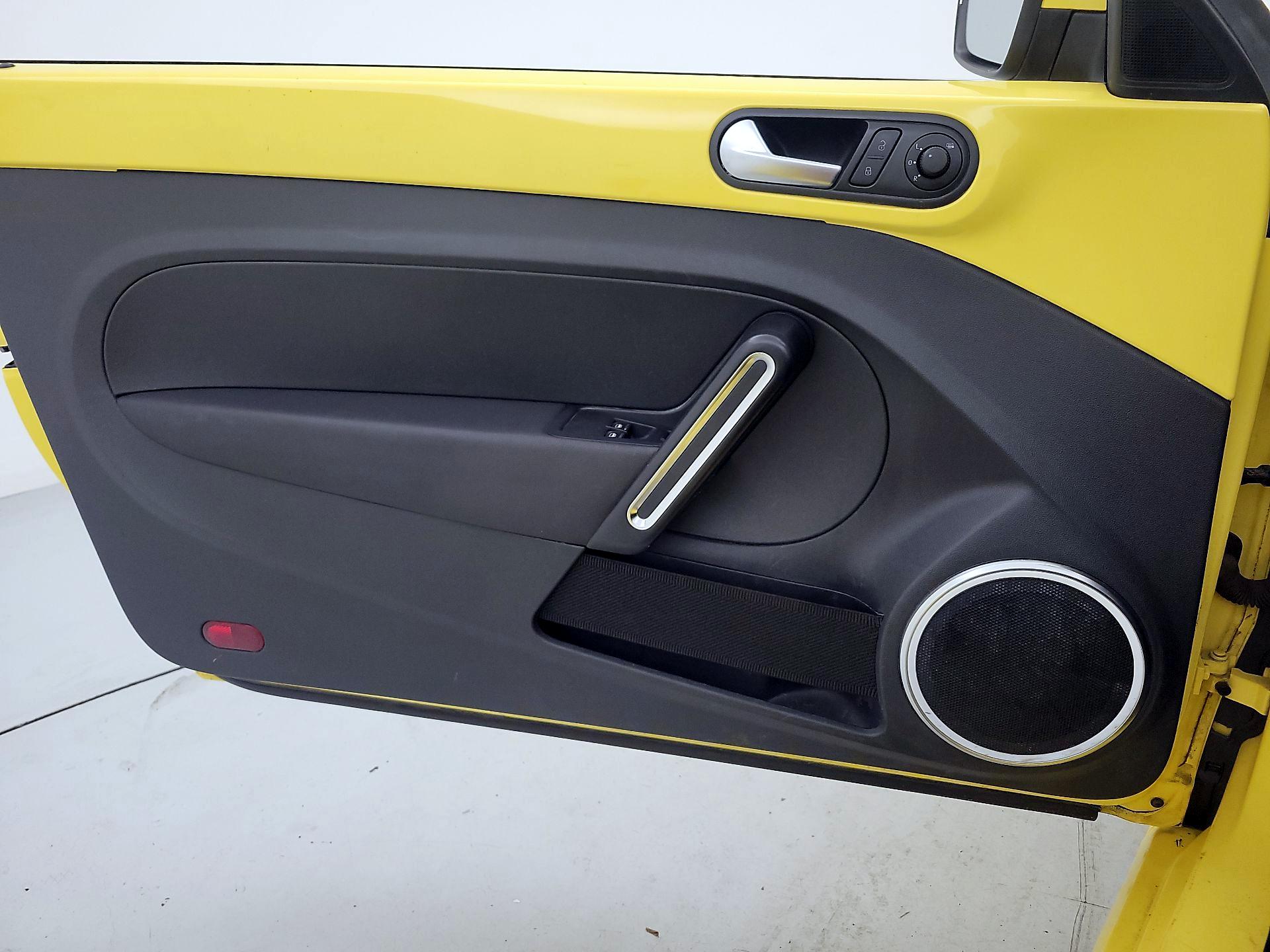 Thumbnail: 2014 Volkswagen Beetle - 12
