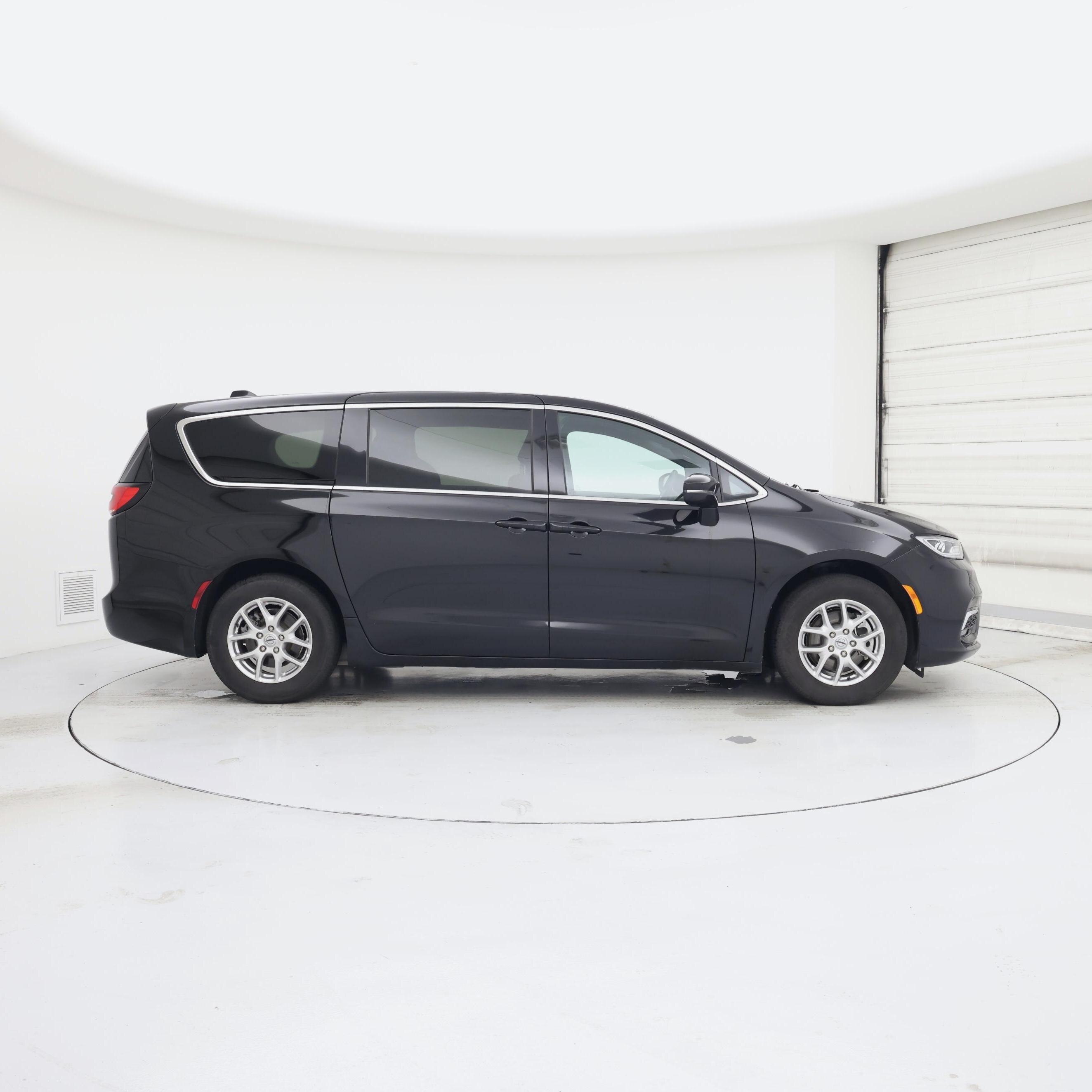 Thumbnail: 2024 Chrysler Pacifica - 7