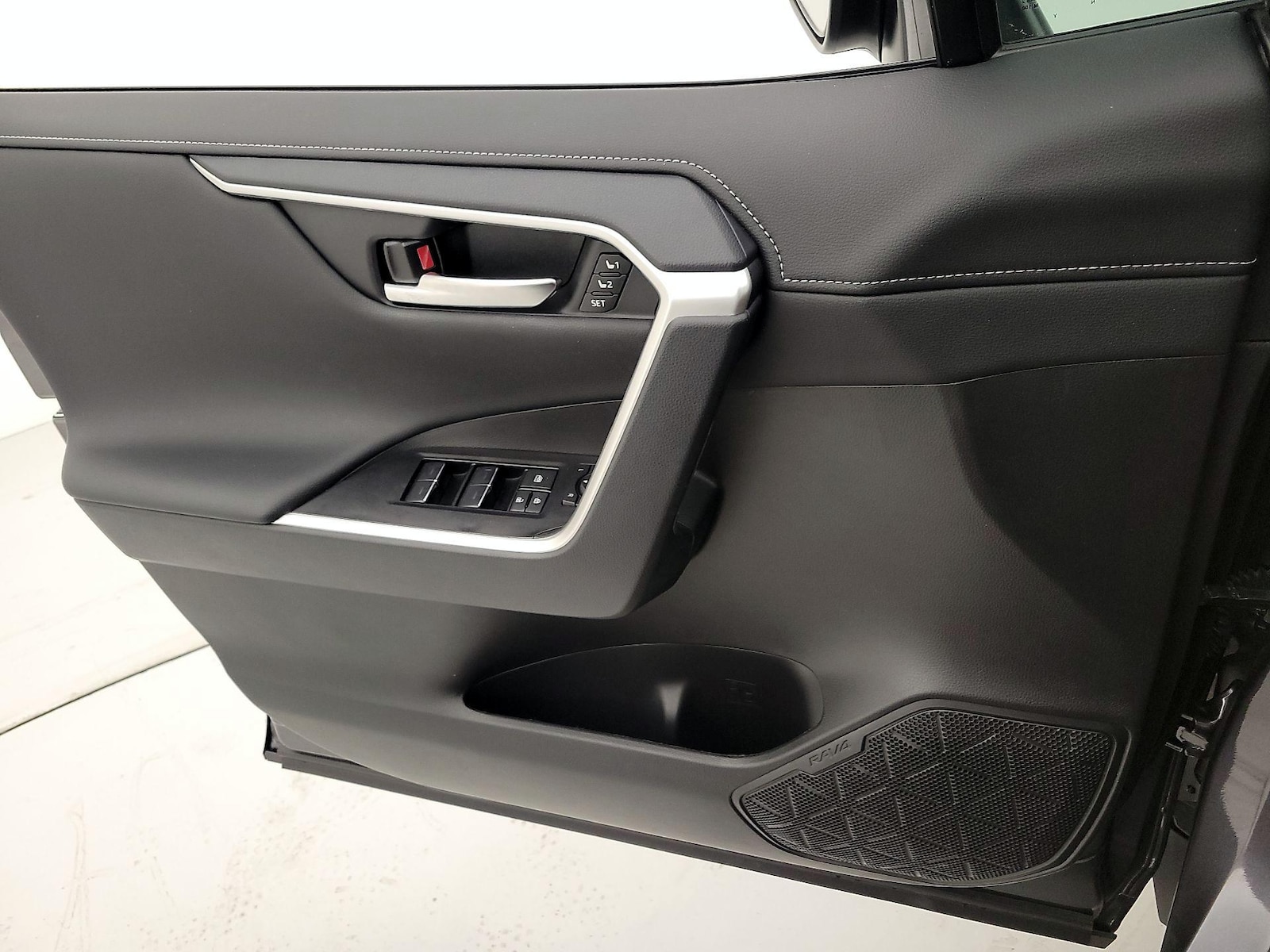 2025 Toyota RAV4 Limited - Photo 13