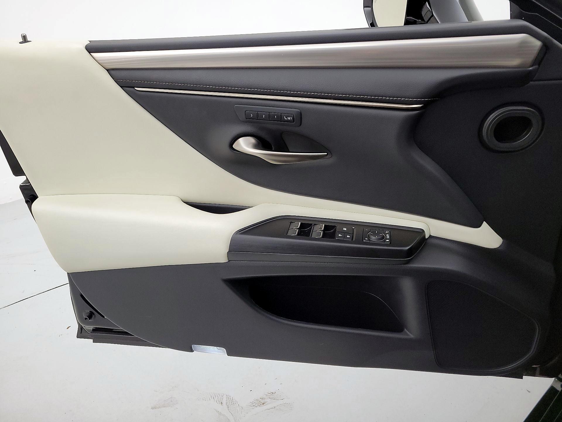 Thumbnail: 2021 Lexus ES - 12