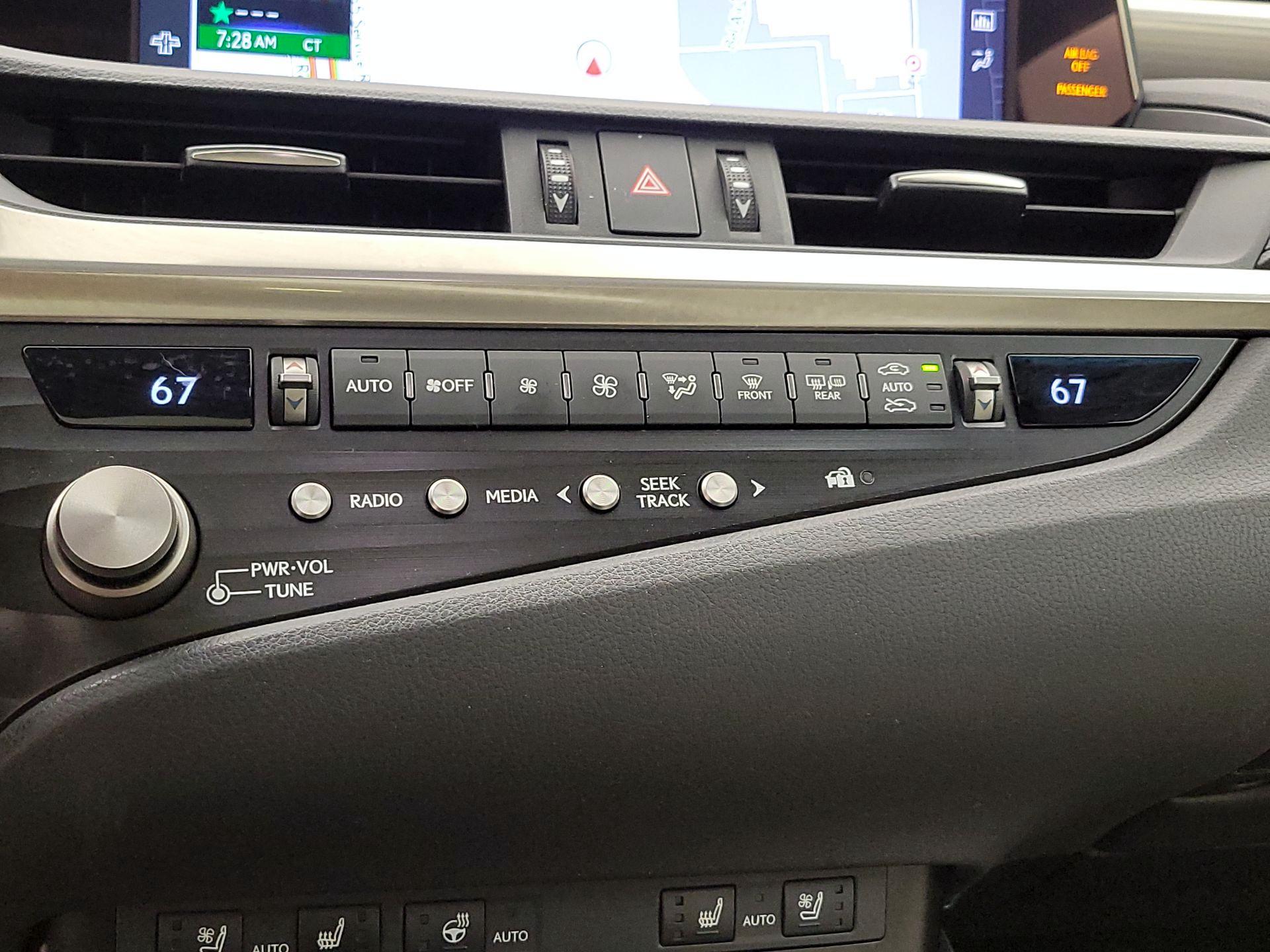 Thumbnail: 2021 Lexus ES - 17