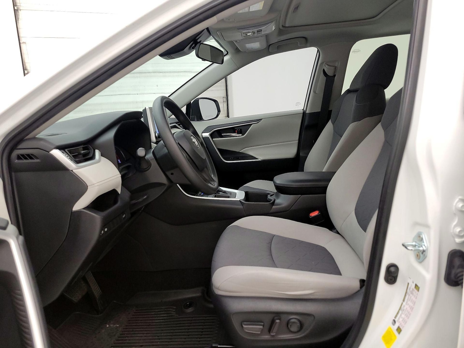 2023 Toyota RAV4 XLE - Photo 12