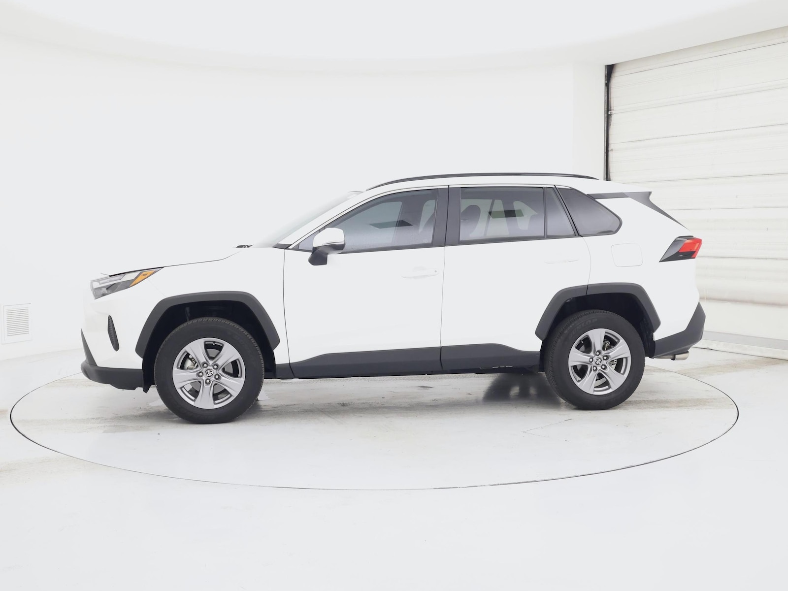 2023 Toyota RAV4 XLE - Photo 4