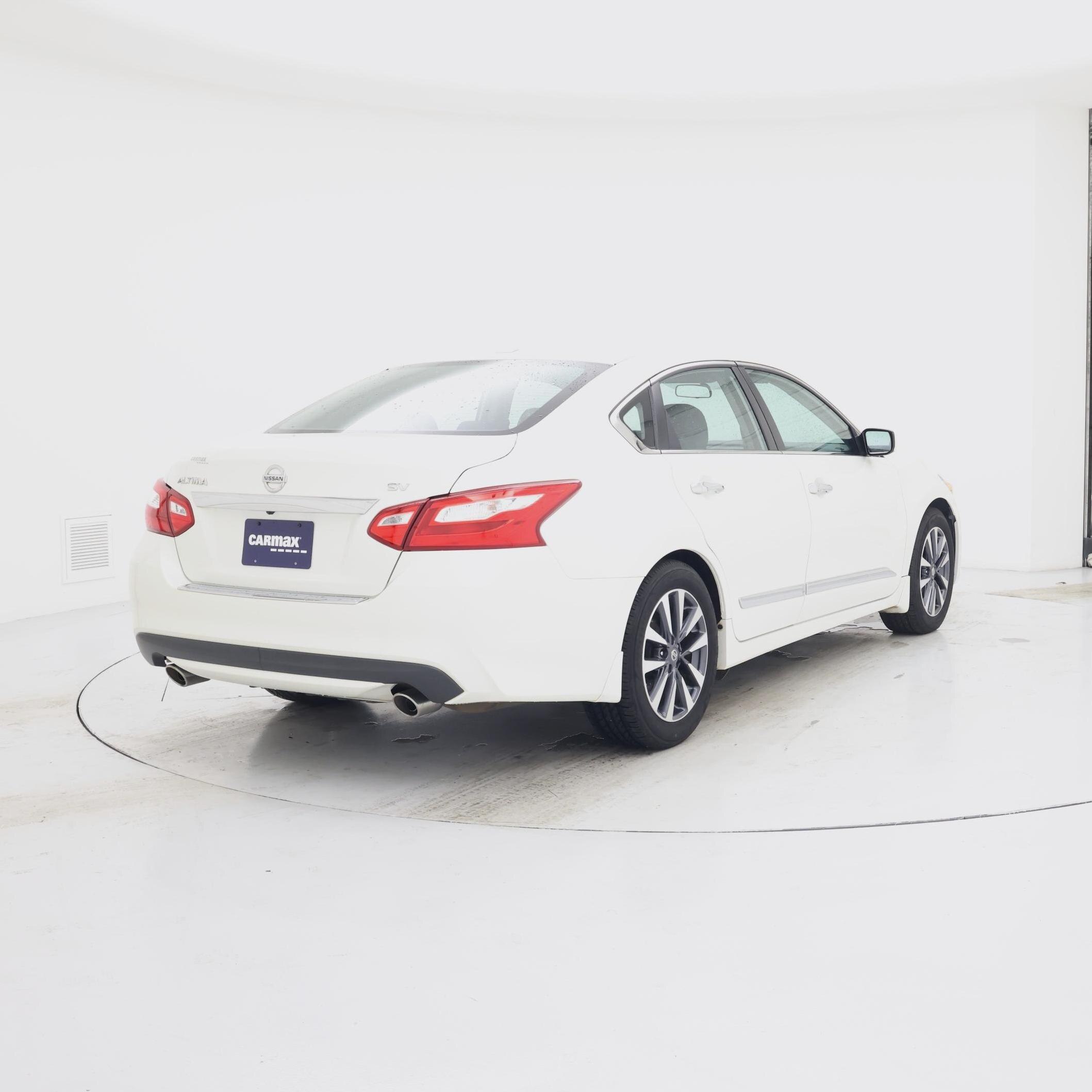 Thumbnail: 2017 Nissan Altima - 8