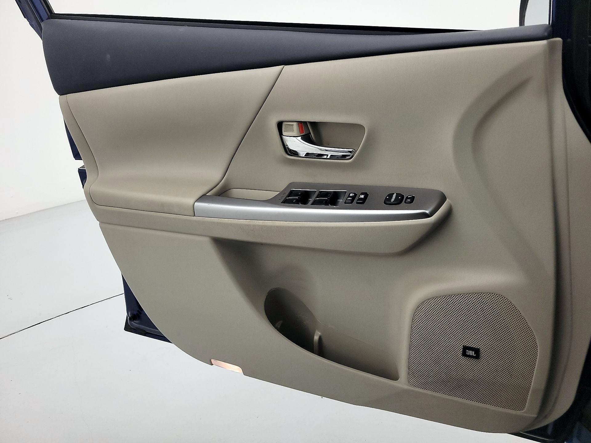 Thumbnail: 2017 Toyota Prius v - 12