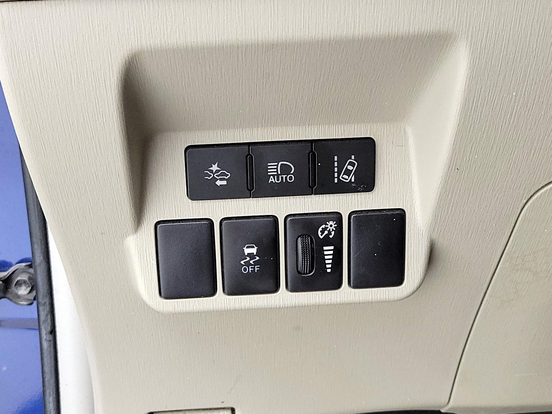 Thumbnail: 2017 Toyota Prius v - 13